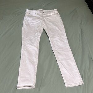 White Levi’s skinny jeans. 8M 29x30.